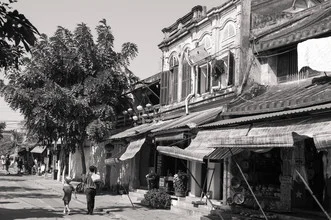 Fotokunst von Dominik Oßwald: Vater und Sohn auf einer Straße in Vietnam