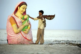 Photo art by Ingetje Tadros: Touching depiction of people in India