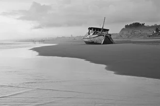 Fotokunst von Alida Szabo: gestrandetes Boot am Strand von Java, ruhige Stimmung