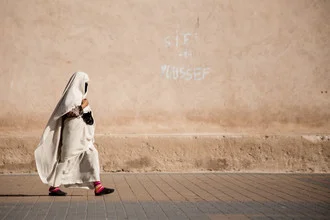 Fotokunst von Steffen Rothammel: Frau beim Spaziergang in marokkanischer Landschaft.