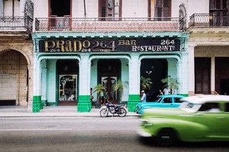 Photo art by Eva Stadler: classic car in front of a colorful facade in Havana