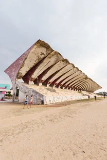 Fotokunst von Eva Stadler: Verfallenes Stadion in Kuba, betont durch graue Betonflächen.