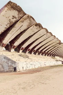 Fotokunst von Eva Stadler: ein verfallenes Stadion in Havanna, das den Charme der Vergangenheit zeigt.