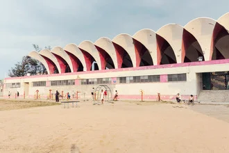 Fotokunst von Eva Stadler: Farbiges Sportstadion in Havanna mit Betonstrukturen