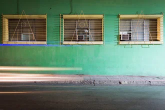 Grüne Fassade mit Scheinwerfern in Santiago de Cuba, ruhige Langzeitbelichtung