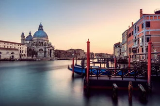 Venedig - Santa Maria Della Salute mit Anleger - fotokunst von Jean Claude Castor