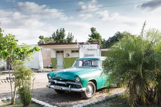 Fotokunst von Eva Stadler: kubanisches Taxi vor pastellfarbenem Gebäude