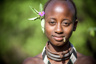 Miro May, Hamer Girl with Flower - Äthiopien, Afrika)