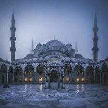Fotokunst von Jean Claude Castor: Sultan-Ahmed-Moschee in sanften Nebelschwaden