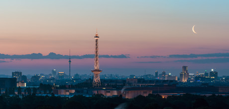 Jean Claude Castor, Berlin - Skyline Panorama during sunrise - Germany, Europe)
