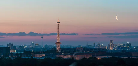 Berlin - Skyline Panorama bei Sonnenaufgang - fotokunst von Jean Claude Castor