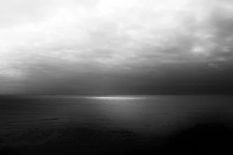 Wunderschöne Fotokunst von Mario Ebenhöh: Sonne und Wolken über dem Meer in Frankreich.