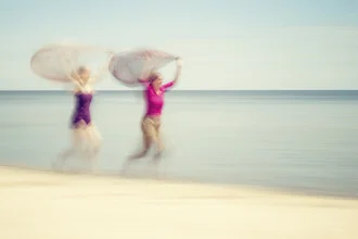 Wall art by Holger Nimtz: two women on the beach, harmonious movement and freedom