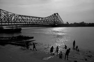 Fotokunst von Sankar Sarkar: lebendige Aufnahme der Howrah-Brücke in Kolkata, Indien