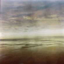 Fotokunst von Sylvia Landeck: sanfter Wind weht über den Strand von Norderney