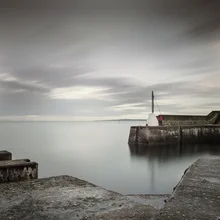 Harbour photo with gentle waves and a calm atmosphere
