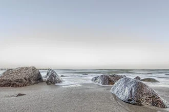 Fotokunst von Michael Schulz-dostal: sanfte Wellen brechen an der Ostsee
