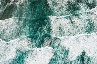 Fotokunst von Lars Jacobsen: kraftvolle Wellen am Strand von Hawaii