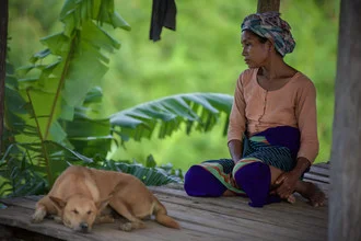 Fotokunst von Miro May: Frau und Hund in der grünen Dschungelkulisse von Bangladesch.