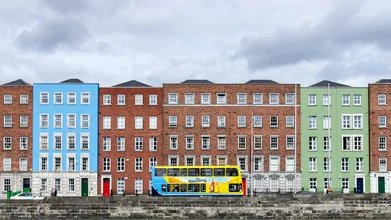 Wolkige Fassade mit urbanen Reihenhäusern und Fenstern in Dublin, Irland.