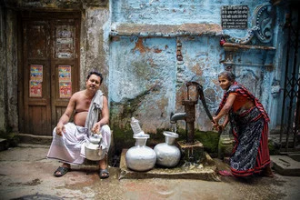 Fotokunst von Miro May: Wasserpumpe in einer ruhigen Straße in Dhaka, Bangladesch