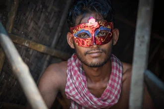 Fotokunst von Miro May: Porträt eines Mannes mit Maske im Slum von Dhaka
