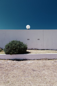 Eva Stadler, Wall, bush and lamp