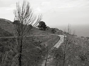 Fotokunst eines verlassenen Landstrichs in Sizilien mit Hügeln und Bäumen.