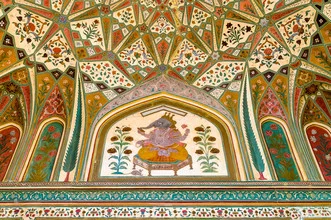 Fotokunst von Ralf Germer: Deckenmalerei des Ganesh Pol am Eingang eines indischen Forts