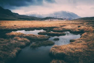 Fotokunst von Franz Sussbauer: sanfte Moorlandschaft mit Bergen und Wolken
