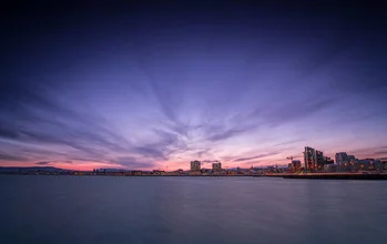Fotokunst von Markus Van Hauten: Stadtansicht von Reykjavik mit Wolken und Wasser
