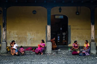 Fotokunst von Fabian Pfitzinger: Straßenverkäufer in traditioneller Kleidung in Antigua