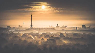 Fotokunst von Ronny Behnert: Stadtlandschaft mit Drachenberg im Sonnenaufgang und Nebel