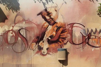 Photo art by Rolf Bökemeier: musician with guitar in an urban setting