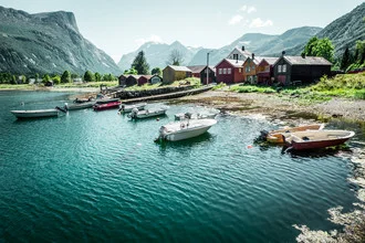 Fotokunst von Franz Sussbauer: idyllischer Strand in Norwegen mit Fischerhütten
