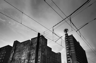 Fotokunst von Joachim Wagner: urbanes Berlin mit Plattenbau und Straßenbahnkabeln