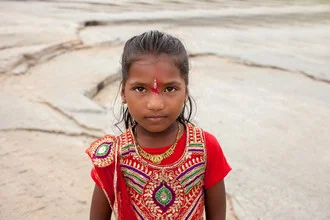 Fotokunst von Florencia Morán: Portrait eines indischen Mädchens mit lebendigen Farben