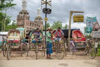 Fotokunst von Miro May: Rikscha auf dem Weg zur Moschee in Srimangal, Bangladesch.