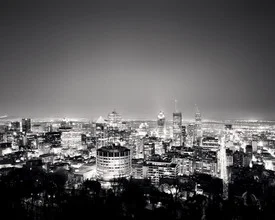 Fotokunst von Ronny Ritschel: nächtliche Skyline von Montreal in Schwarz-Weiß.