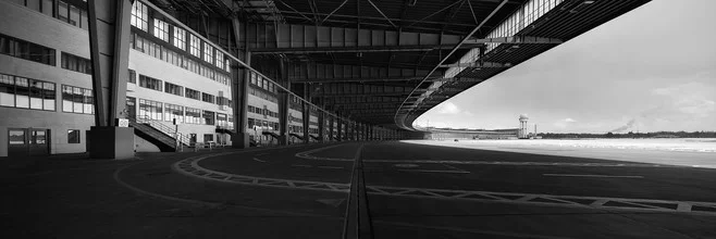 Fotokunst von Oliver Buchmann: Flughafen Berlin-Tempelhof bei Sonnenuntergang
