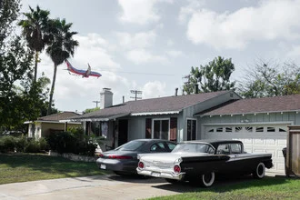 Fotokunst von Roman Becker: Oldtimer unter einem klaren Himmel in Kalifornien.