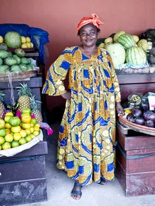 Photo art by Anna Kress: Portrait of a woman at a fruit stand in Yaoundé
