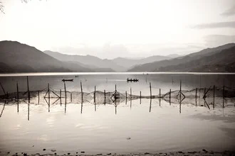Fotokunst von Tom Sabbadini: Fischerboot auf dem ruhigen Phewa-See in Nepal