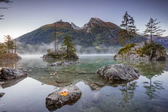 Fotokunst von Markus Van Hauten: ruhiger Bergsee bei Sonnenaufgang, Nebel über dem Wasser