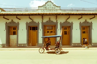 Fotokunst von Eva Stadler: Fassade des Teatro La Caridad in Trinidad, Kuba, mit Verfallselementen.