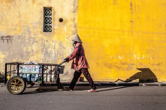 Fotokunst von Jörg Faißt: Arbeiter mit Wagen in Hoi An, Vietnam im warmen Sonnenlicht