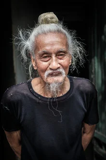 Portrait eines alten Mannes mit Bart auf den Straßen von Ha Noi