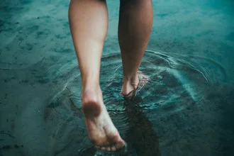 Photo art by Nils Hasenau: feet in water, relaxed atmosphere by the sea.