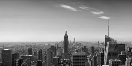 Photo art by Thomas Richter: black-and-white shot of the Empire State Building in New York.