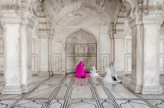 Familie betet friedlich im Agra Roten Fort, Indien
